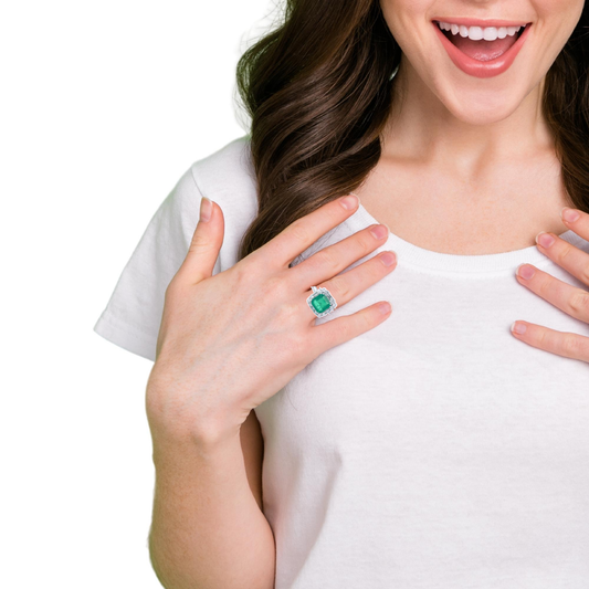 Gorgeous natural green emerald and diamonds ring