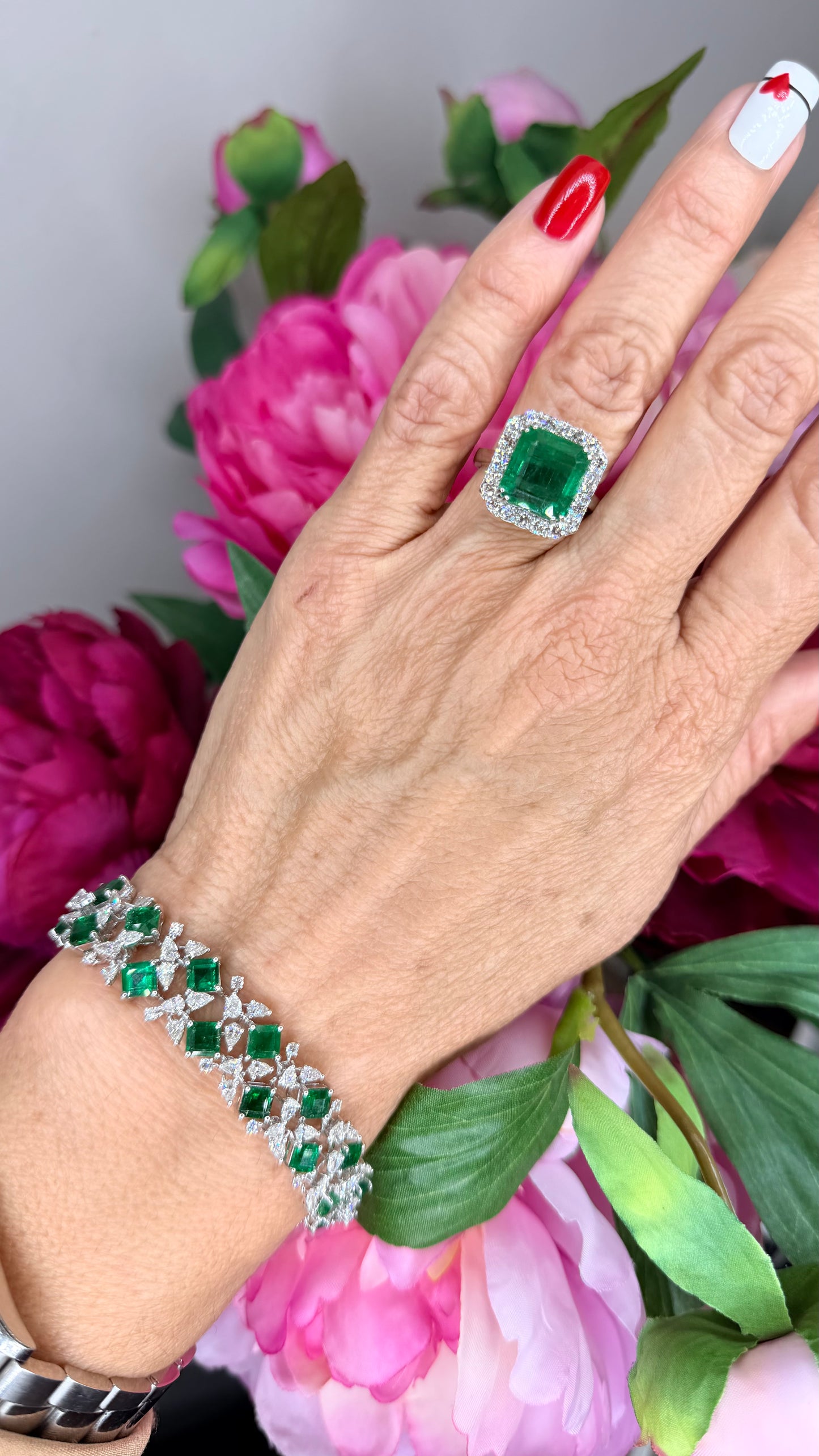 18K white gold Bracelet with Natural Emeralds and diamonds