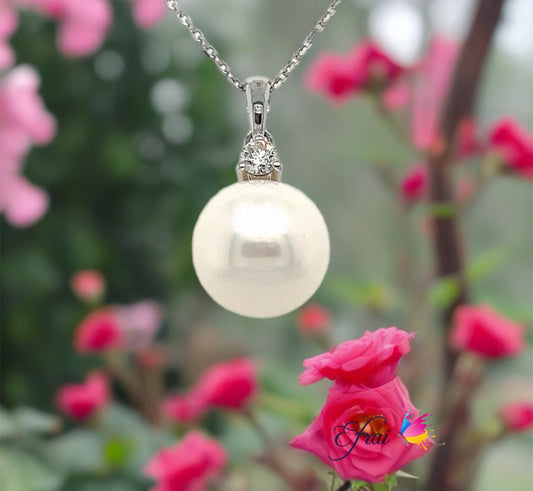 Pearl and diamonds necklace