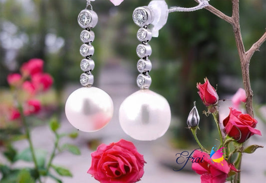 Natural pearls and diamonds earrings