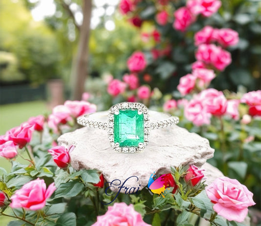Green emerald diamonds ring