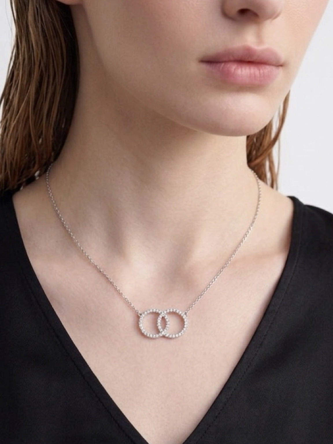Elegant Interlocking Circles Necklace