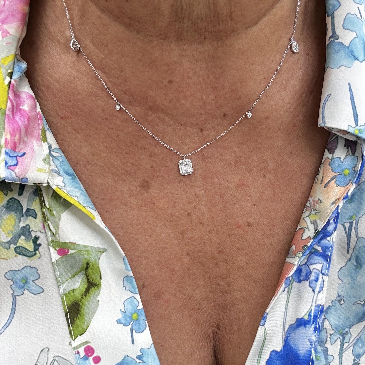 Diamonds on a row necklace