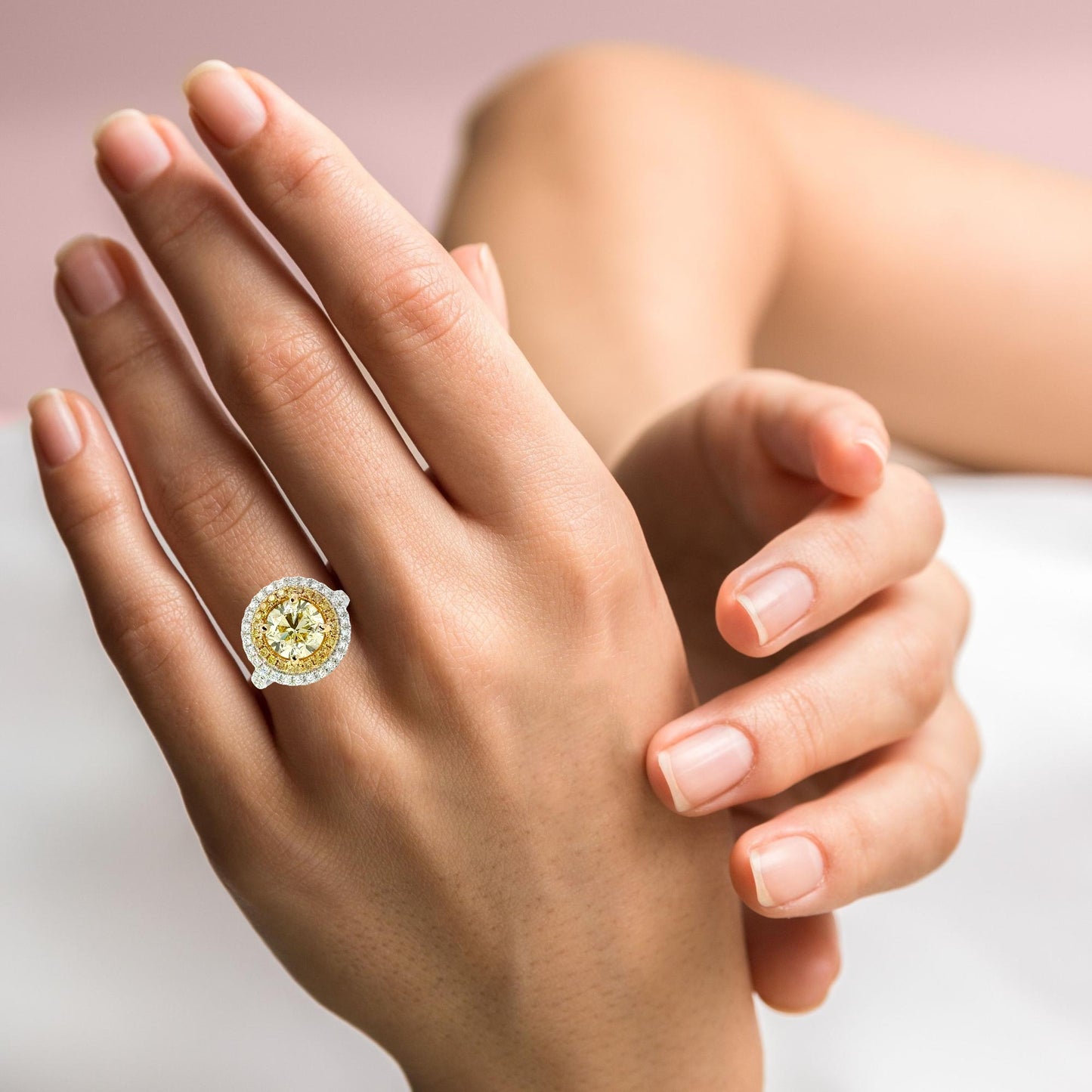 Exquisite GIA Fancy light yellow round diamond ring