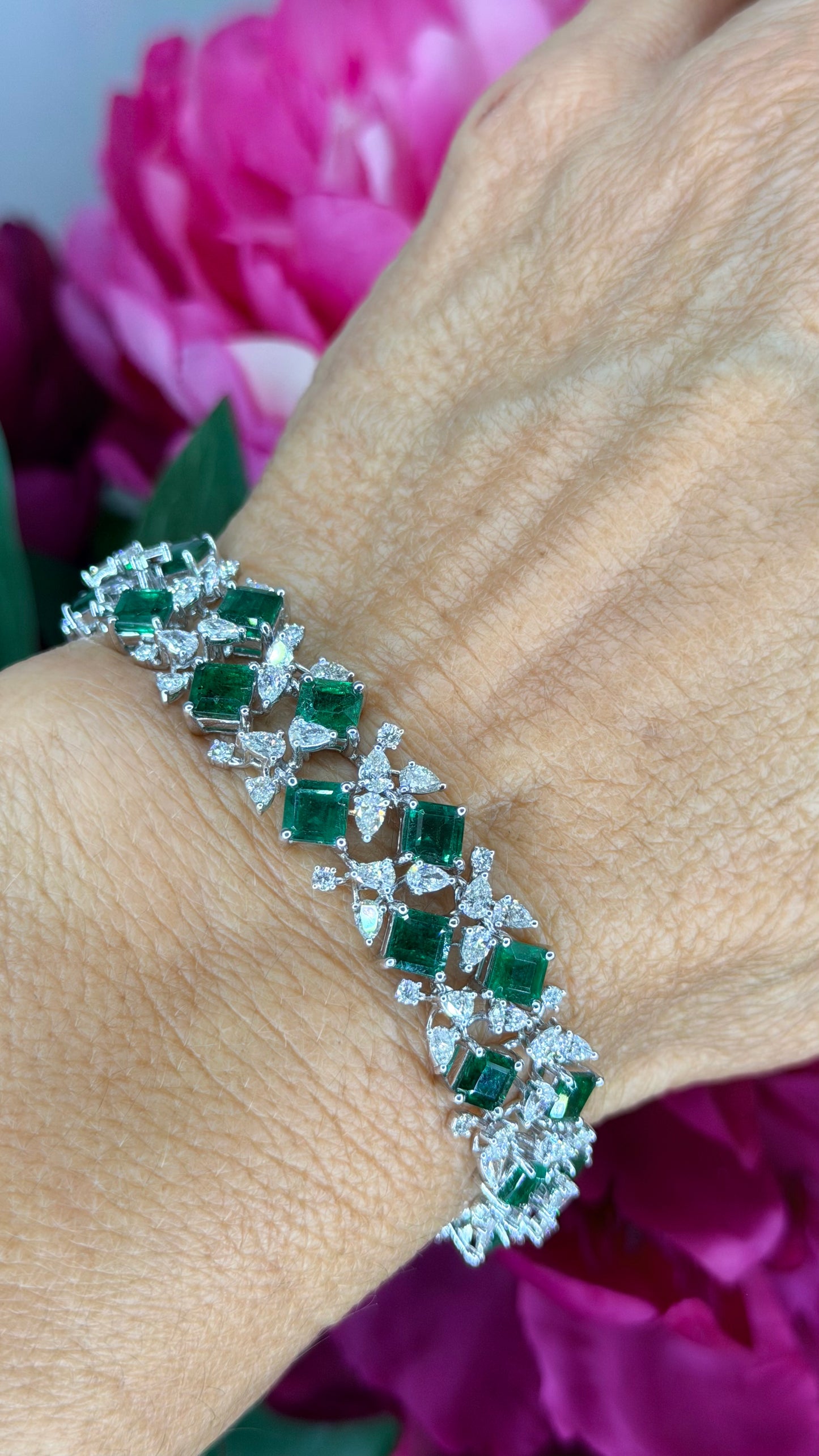 18K white gold Bracelet with Natural Emeralds and diamonds