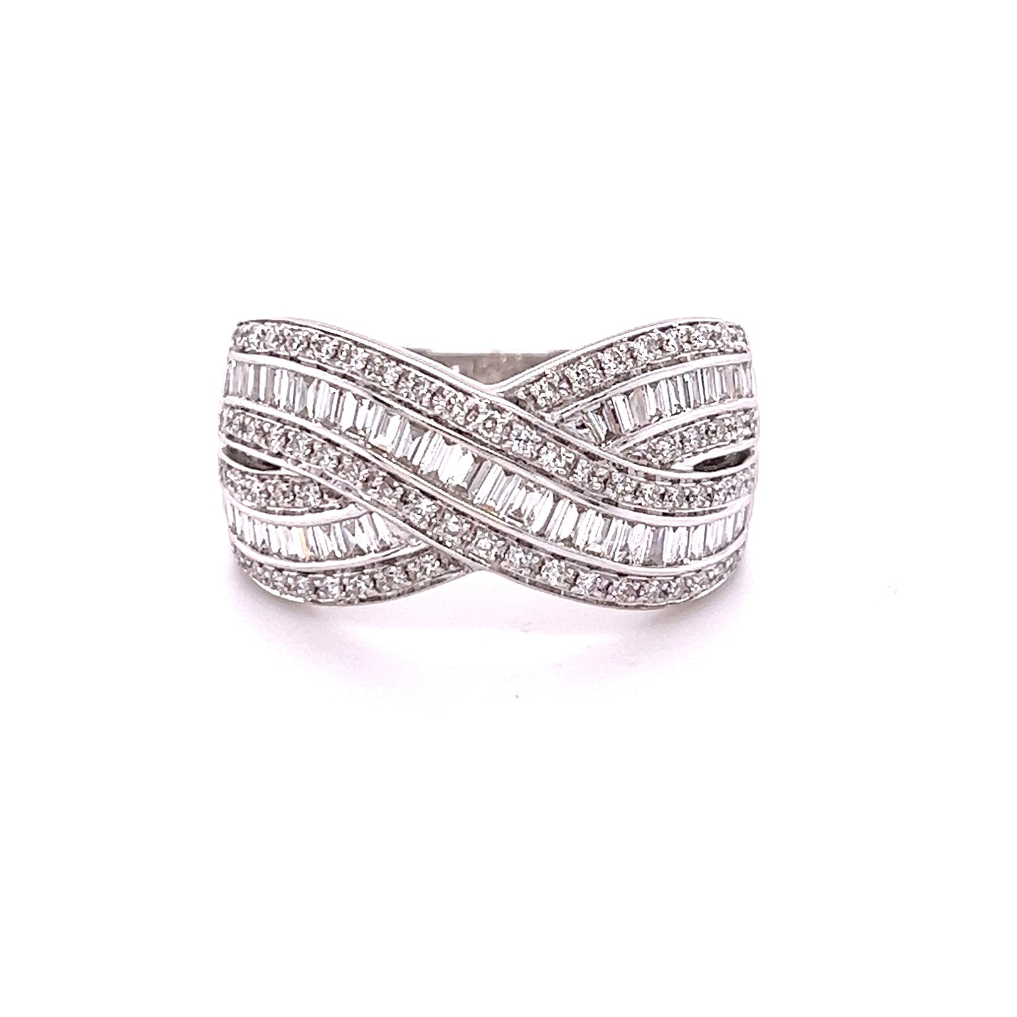 Crossed bagguete and round diamonds band