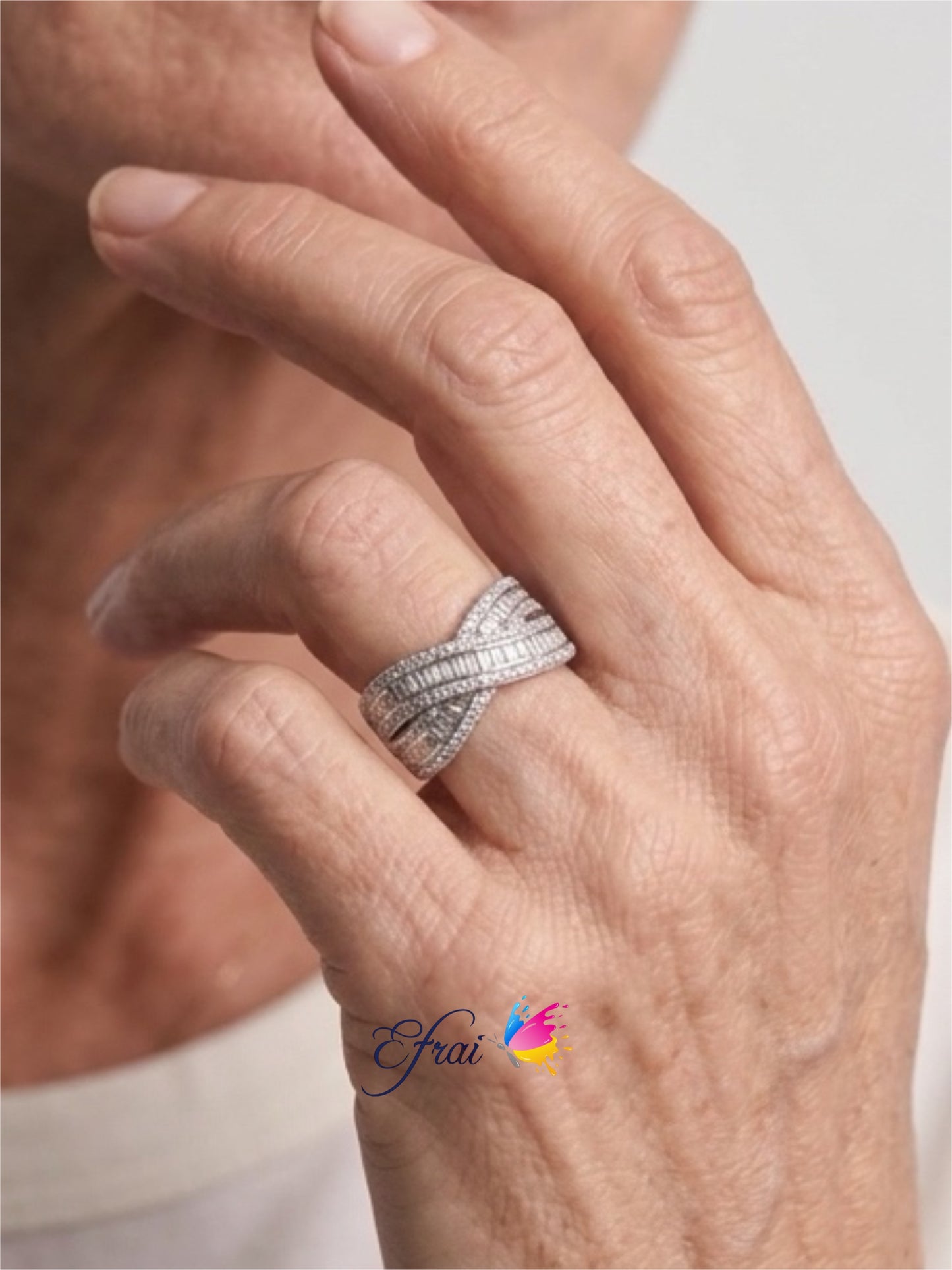 Crossed bagguete and round diamonds band